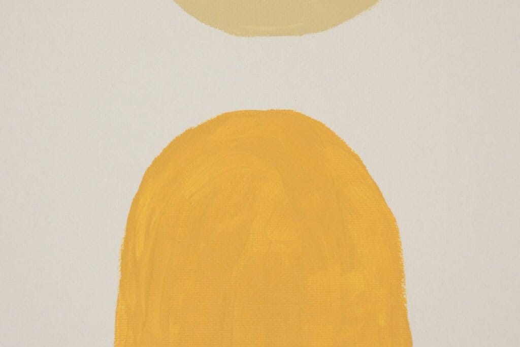 Arte abstracto de estilo mid-century con dos círculos separados que representan un litisconsorte necesario no integrado en el proceso